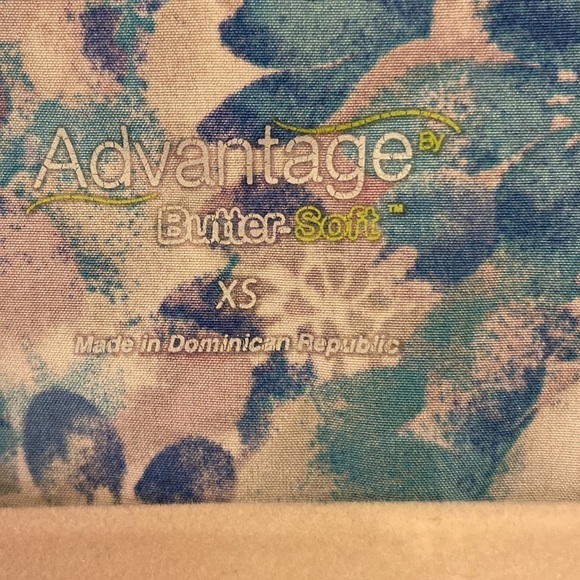 Advantage ButterSoft Scrub Top in XS. - Picture 2 of 8